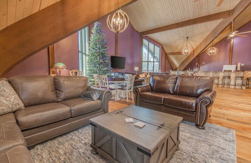 Clear Lake House | Gathering families, friends, & coworkers