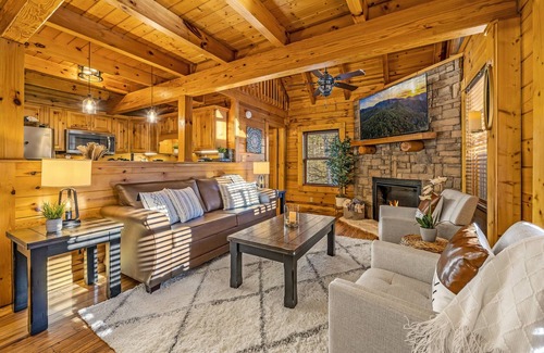 Gatlinburg Cabin | Gatlin Cove Retreat! Pet Friendly cabin w/HotTub & Game Room!