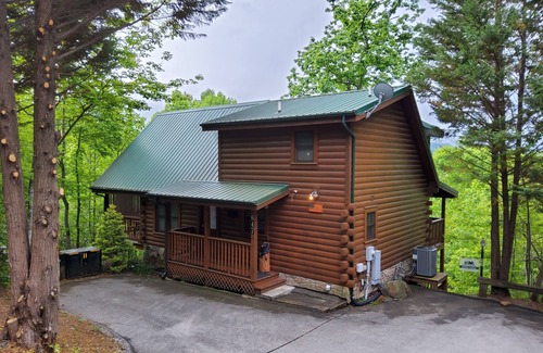 Black Bear Falls Cabin | Gatlin Lodge 3 Miles to Downtown Gatlinburg