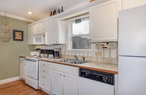 Gatlinburg Cottage | Gatlinburg Getaway – 2 BDR in the Heart of Town! Walk to Dining & Attractions