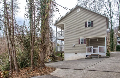 Gatlinburg Cottage | Gatlinburg Getaway – 2 BDR in the Heart of Town! Walk to Dining & Attractions