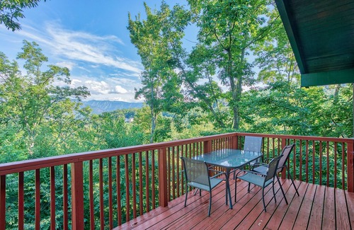 Chalet Village Cottage | Gatlinburg*Resort*Seasonal Pool*Wifi*Pool Table*Hot Tub