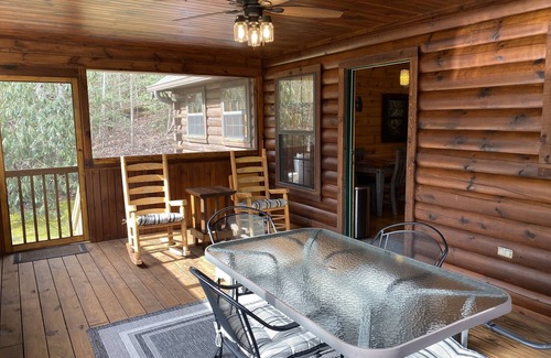 Gatlinburg Cabin | GatlinburgCabin-EasyAccess-1 Mile to RockyTop-Minutes to Downtown-2 MasterSuites