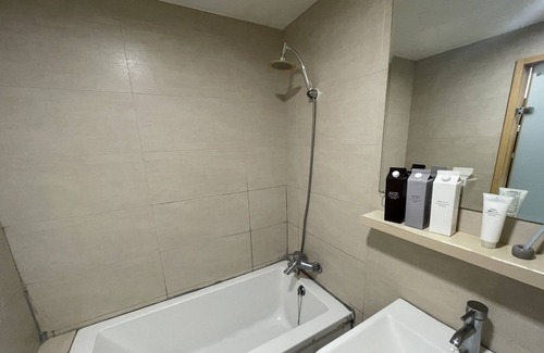 Xinyi Apartment | Gatsby apt｜Taipei 101｜Hanging garden ｜night market｜MRT｜Gym with Pool