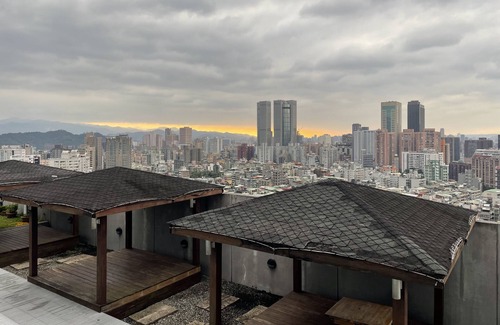 Xinyi Apartment | Gatsby apt｜Taipei 101｜Hanging garden ｜night market｜MRT｜Gym with Pool