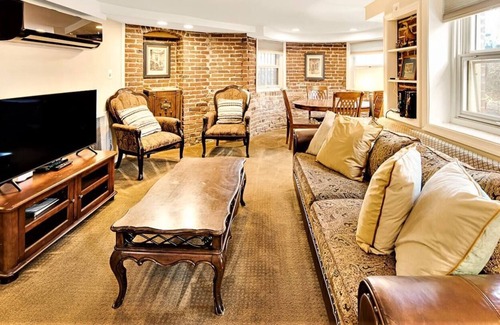 Stanton Park Apartment | Gay Friendly 3 blocks to Capitol