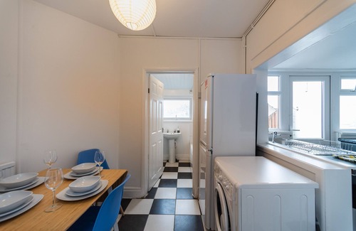 Port Talbot House | Smart Tv's in all 4 Bedrooms for your Convenience!