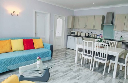 Port Talbot House | Step Free Bungalow/Close To The Beach