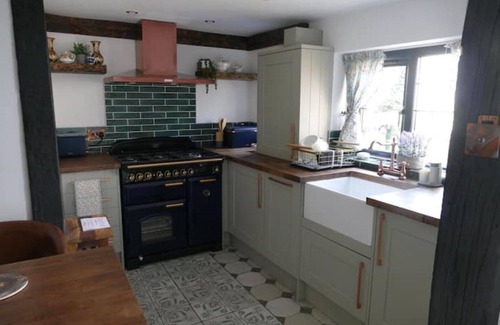 Shottery Cottage | Historical Thatcher Roof Cottage Hathaway Hamlet