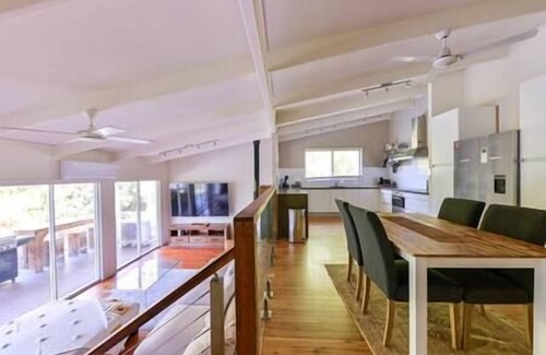 Carrara House | GC98 3BR Family Haven 1.5BA w Parking