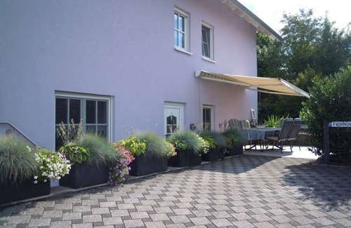 Schwanfeld Apartment | Gemütliche 60qm Ferienwohnung mit Terrasse, voll ausgestattete Küche