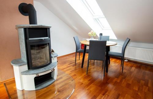Burglengenfeld Apartment | Gemütliche DG-Wohnung mit großer Küche & Parkplatz