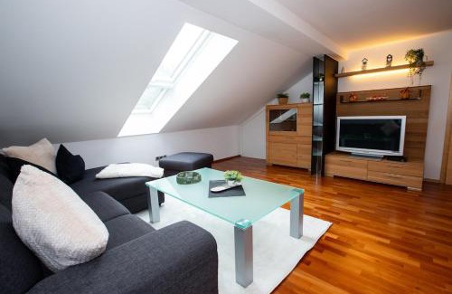 Burglengenfeld Apartment | Gemütliche DG-Wohnung mit großer Küche & Parkplatz