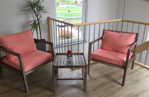 Wiesenbronn Apartment | Gemütliche Ferienwohnung mit Balkon für bis zu 4 Personen