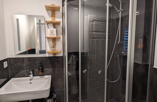 Azmannsdorf Apartment | Gemütliche Ferienwohnung in Ruhiger Lage, Haustierfreundlich!