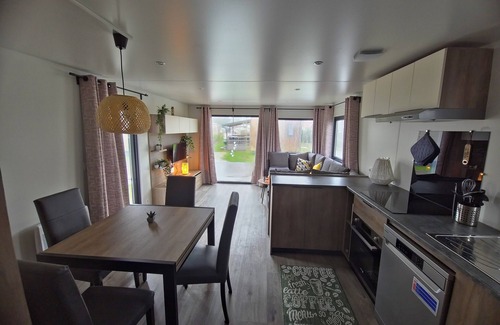 Oostkapelle Ski Chalet | Gemütliches Chalet mit Terrasse und Stellplatz. Haustiere Willkommen