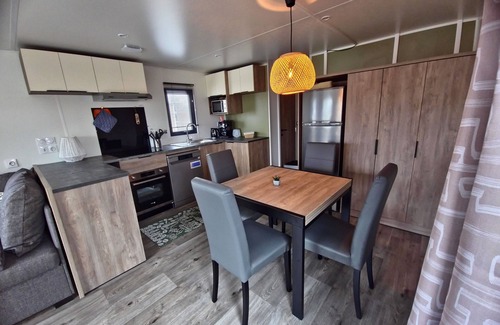 Oostkapelle Ski Chalet | Gemütliches Chalet mit Terrasse und Stellplatz. Haustiere Willkommen