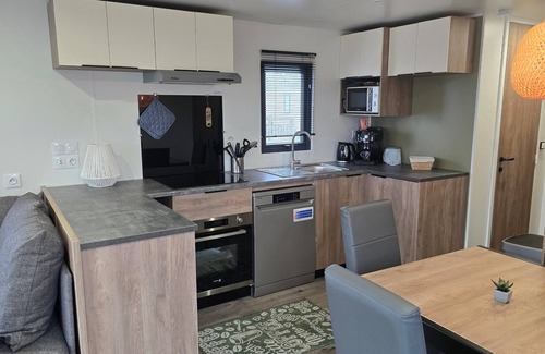 Oostkapelle Ski Chalet | Gemütliches Chalet mit Terrasse und Stellplatz. Haustiere Willkommen