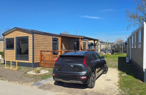 Oostkapelle Ski Chalet | Gemütliches Chalet mit Terrasse und Stellplatz. Haustiere Willkommen