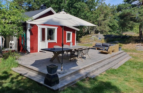 Djurhamn Cabin | Gemütliches Ferienhaus mit Kleinem Boot 200 m vom Meer Entfernt