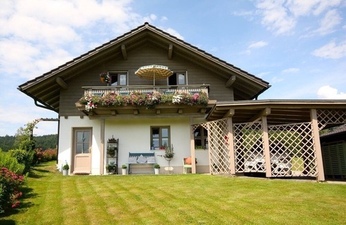 Kammersdorf Apartment | Gemütliches Feriendomizil (50qm) mit Balkon und Blick über Bayerischen Wald