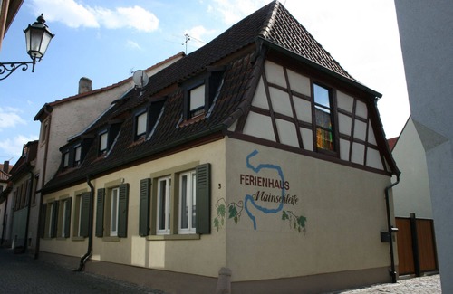 Volkach Apartment | Gemütliches Feriendomizil, kostenfreies WLAN, voll ausgestattet, helle Küche,romantisches Himmelbett