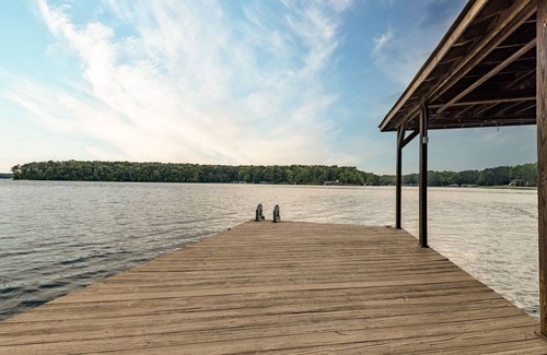 North Shore Acres House | Gem! Lakefront, Firepit, Dock w/Boat Slip, Hot Tub, Kayak