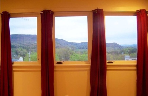 Great Barrington House | Gem of the Berkshires. Mountain View. Short walk to lake & downtown.