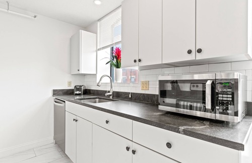 West Bayside Condo | Gem on Congress - King Bed, Free Parking, Dog & Family Friendly, Modern Condo