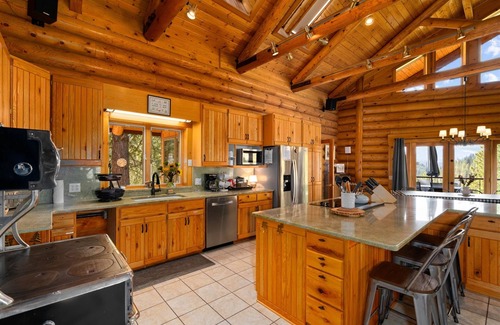 Leavenworth House | Gemini Lodge- Spacious Log Home Retreat