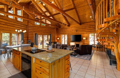 Leavenworth House | Gemini Lodge- Spacious Log Home Retreat