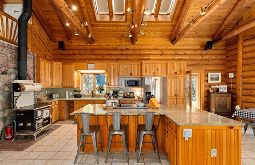 Leavenworth House | Gemini Lodge- Spacious Log Home Retreat