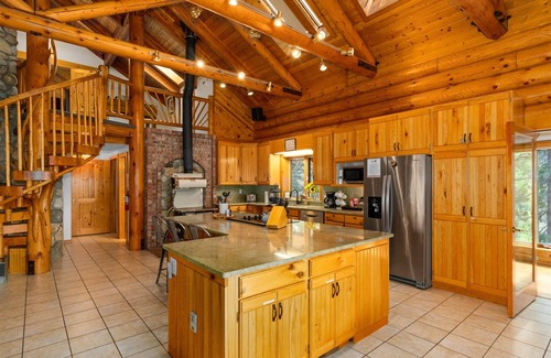 Leavenworth House | Gemini Lodge- Spacious Log Home Retreat
