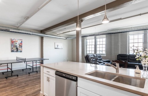 Front Park Apartment | Generous 3 bedroom Contemporary Condo with free parking