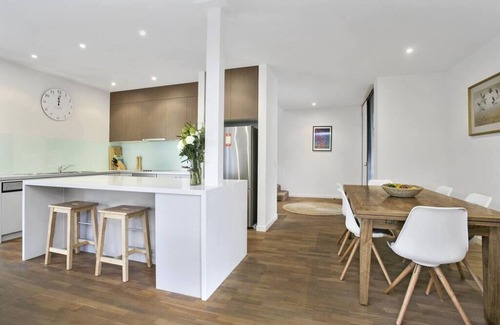 Barwon Heads House | Generous Grove Road Townhouse