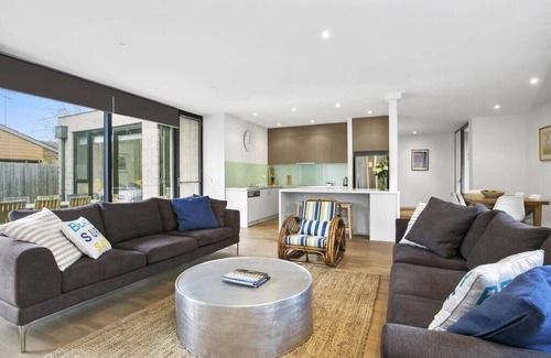 Barwon Heads House | Generous Grove Road Townhouse