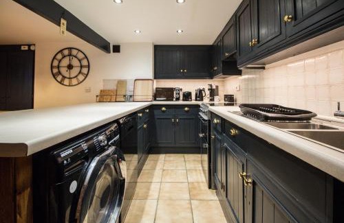 Brockholes House | Generous Holmfirth Home Near Trails and Town Sleeps 5