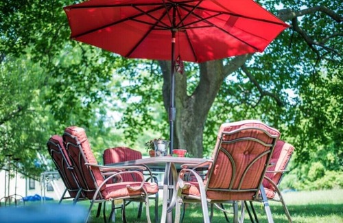 Lake Geneva Apartment | Geneva Beach House Geneva Suite |1st Floor |Walk to the Lake |Shared Backyard |Parking