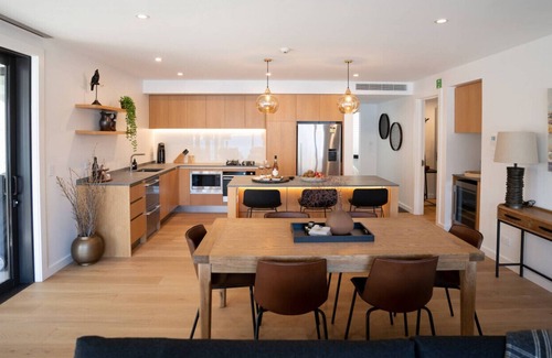 Wanaka Apartment | Genoa - Sleeps 6 - Lakefront Apartment