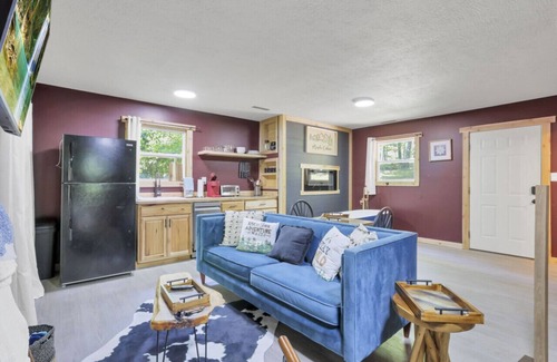Lancaster Apartment | Gentle Breeze: The Maple: Romantic Secluded Getaway