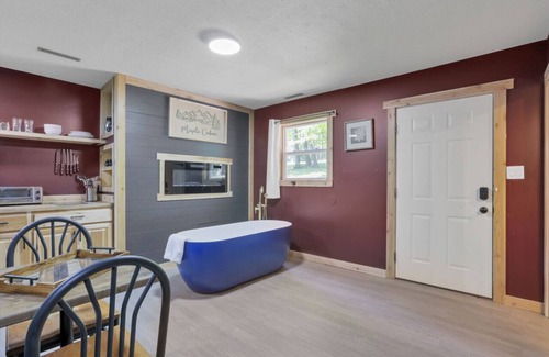 Lancaster Apartment | Gentle Breeze: The Maple: Romantic Secluded Getaway