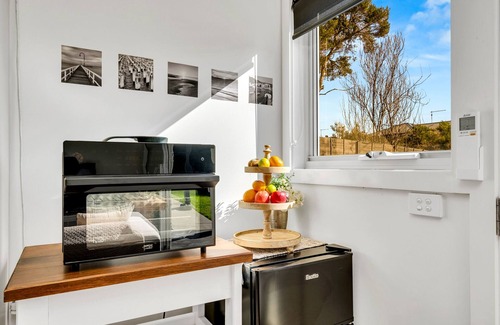 McCrae Apartment | Gentle Waves - 11 Min Walk to Beach and Cafes, huge pet friendly garden
