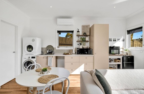 McCrae Apartment | Gentle Waves - 11 Min Walk to Beach and Cafes, huge pet friendly garden