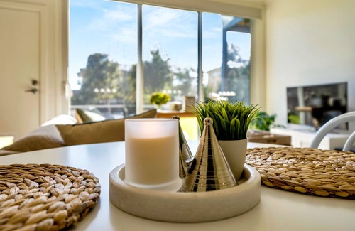 McCrae Apartment | Gentle Waves - 11 Min Walk to Beach and Cafes, huge pet friendly garden