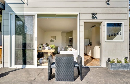 McCrae Apartment | Gentle Waves - 11 Min Walk to Beach and Cafes, huge pet friendly garden
