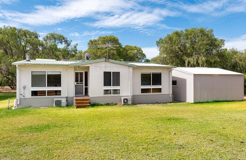 Marybrook House | Geographe Gateway is an ideal stay for you, your family, and your friends less than 500m from the so