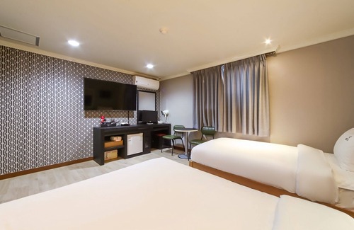 Somun Hotel | Geojedo Gohyeon Q