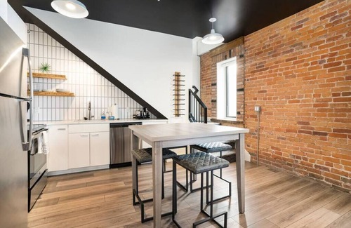 Holland Condo | George 202 Modern 8th Street Condo with Balcony