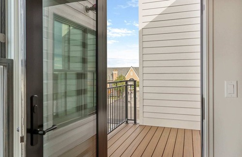 Holland Condo | George 202 Modern 8th Street Condo with Balcony