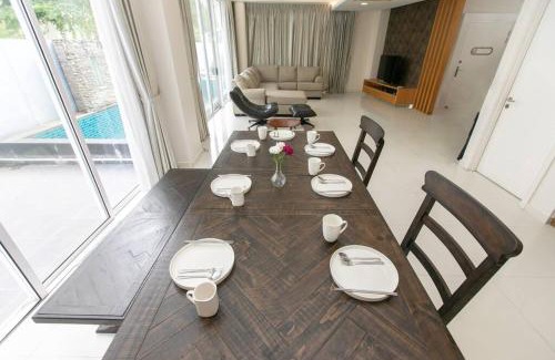 Downtown George Town House | GeorgeTown PrivatePool Snooker 25Pax BBQ